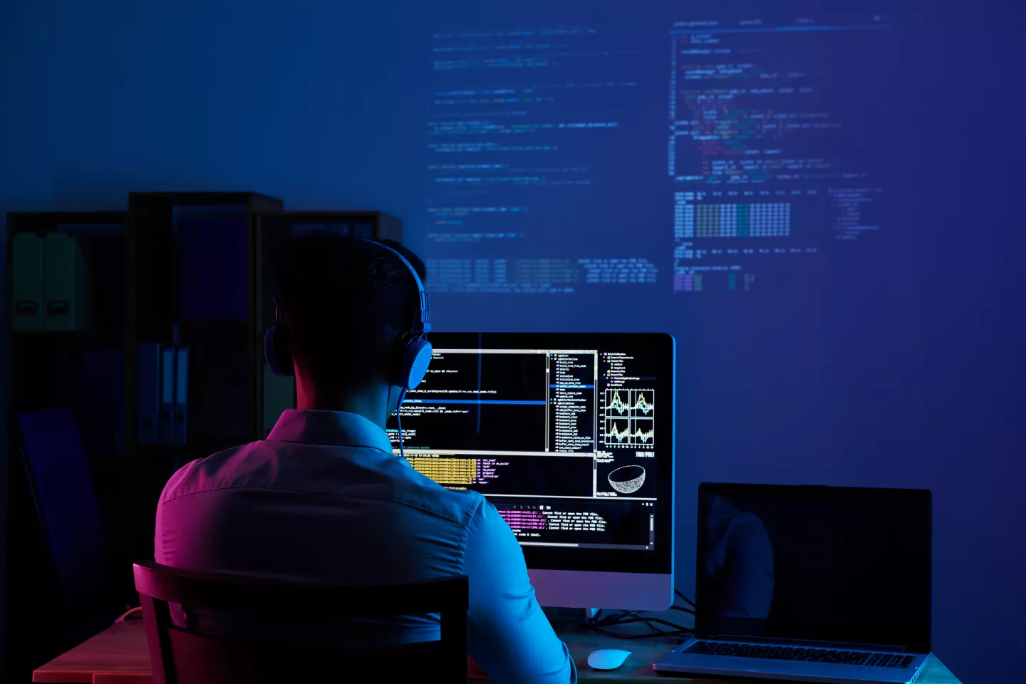 informatyk, programista ze słuchawkami na niebeskim tle